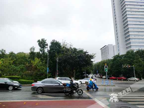 云雾绕山城尽显“高冷范” 明后一连阴雨