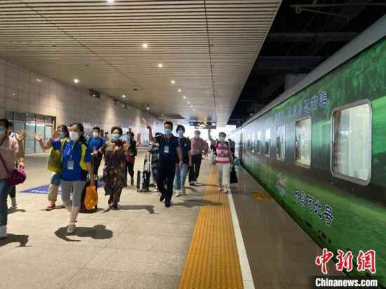 “京津冀”首趟旅游班列石家庄鸣笛始发