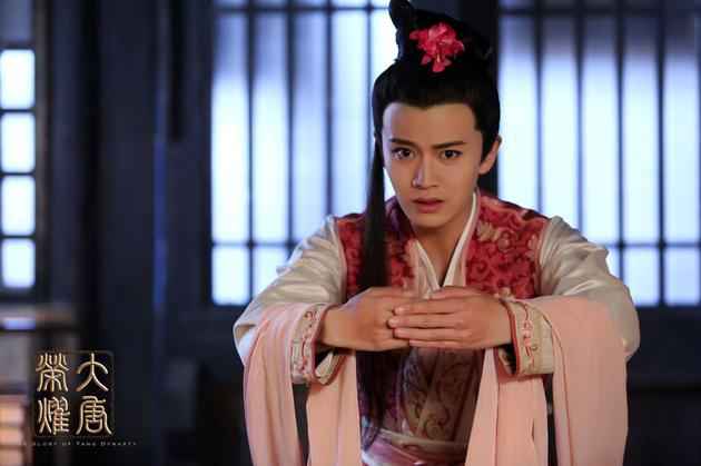 不敢信！任嘉伦女装竟然这么美