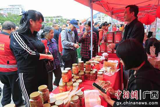 广西柳城启动扶贫日宣传勾当 第一书记现场带货