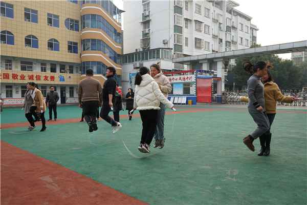 天长市尝试小学：西席跳绳角逐抡出“同心圆”