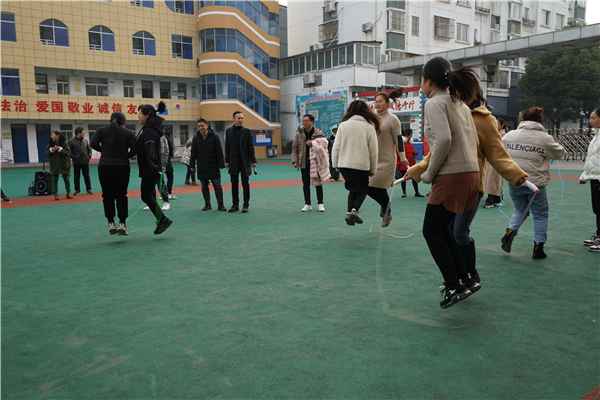 天长市尝试小学：西席跳绳角逐抡出“同心圆”