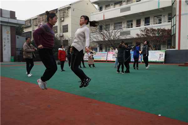 天长市尝试小学：西席跳绳角逐抡出“同心圆”