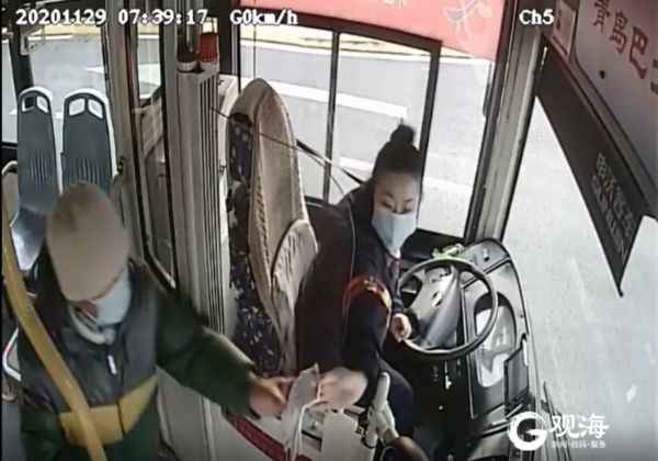 老人北风中赶公比武被冻红 女驾驶员一个流动暖爆了！