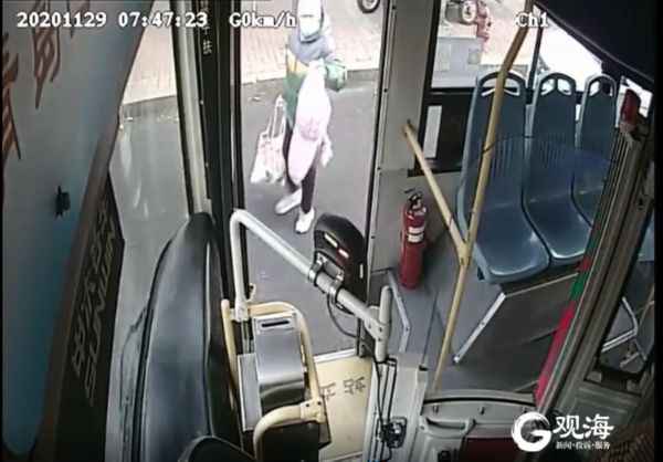 老人北风中赶公比武被冻红 女驾驶员一个流动暖爆了！