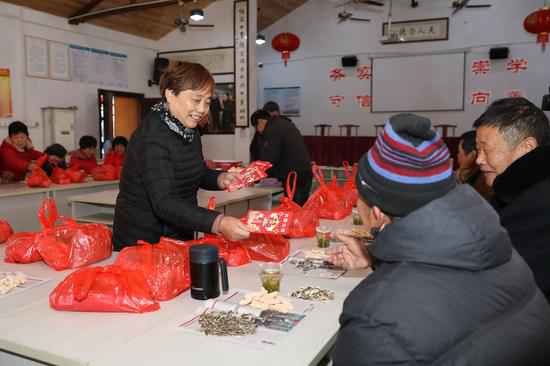 浙江金东下宅村的新年全家福：联贯21载见证村子振兴