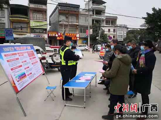 崇左下冻领土派出所开展普法宣传勾当庆祝警员节