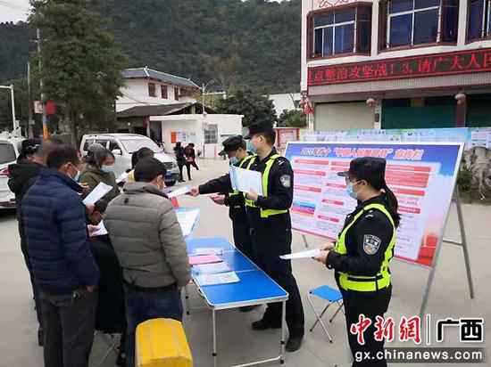 崇左下冻领土派出所开展普法宣传勾当庆祝警员节