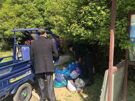 浙江浦江对单元随意倾倒都市糊口垃圾开出首张罚单