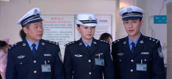 朱一龙7年前作品将播出，穿警服为人民处事，网友：帅气！