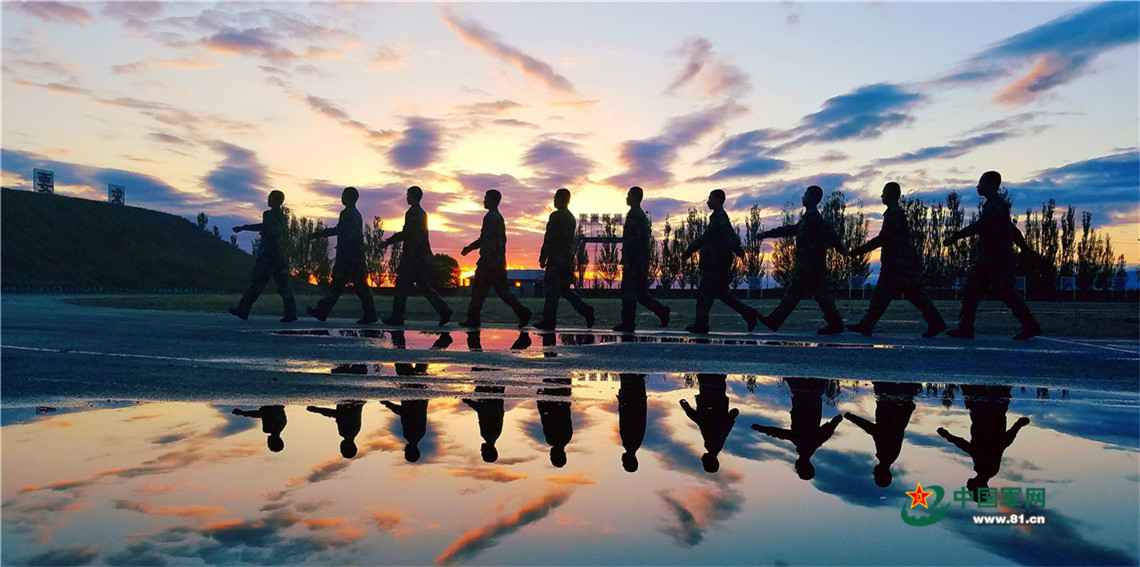 剪影|和武警丛林队伍新兵一起在军旅年华律动