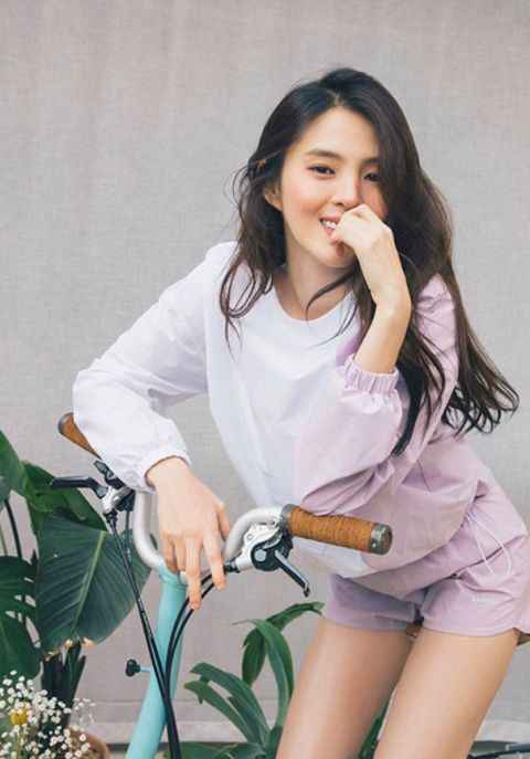 韩素希最新写真果真 这次是甜美举动风！