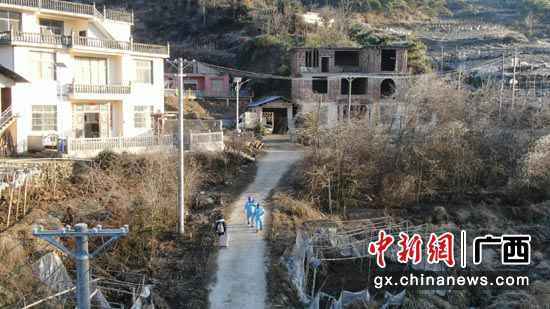 桂林资源高寒地带现雾凇 山区老黎民用电无忧