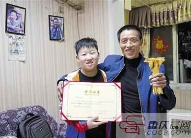 还记得10年前扛起幸福的“棒棒父子”吗？ “将来”长大了 已是“最美孝心少年”