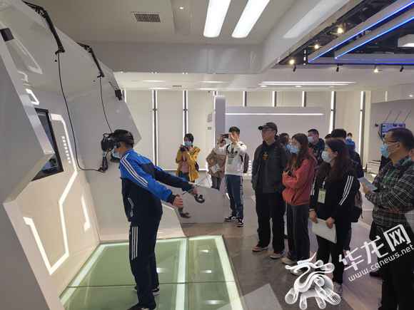 共舞长江经济带·看高质量成长｜央媒记者：重庆不只宜居 更是一个与科技细密接洽的都市