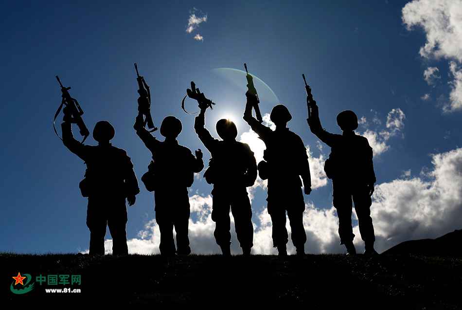 边防战士执勤剪影 风光这边独好