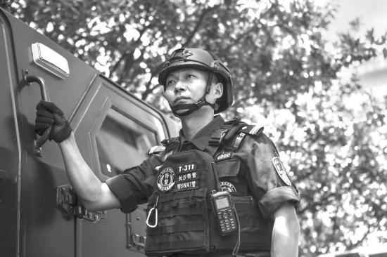 人民满足的公事员丨当所有人往外跑的时候 我们迎难而上