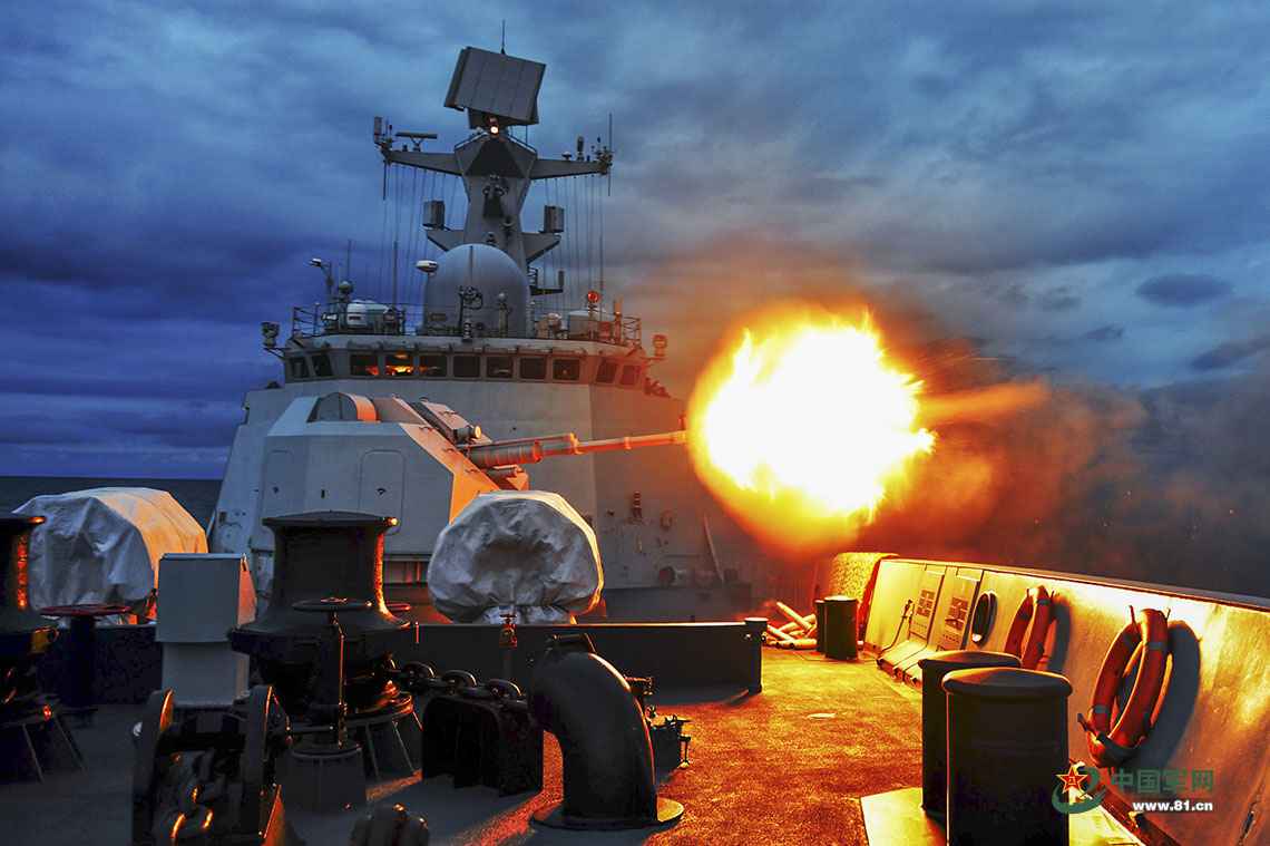 火力全包围 舰艇编队打响实弹立体反抗
