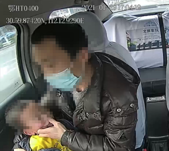 闯红灯、逆行……但全网都在给鄂HT0400点赞！