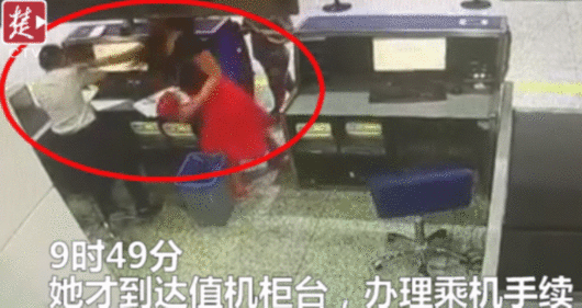 武汉名校女博士误机后大闹机场 掌掴事恋人员