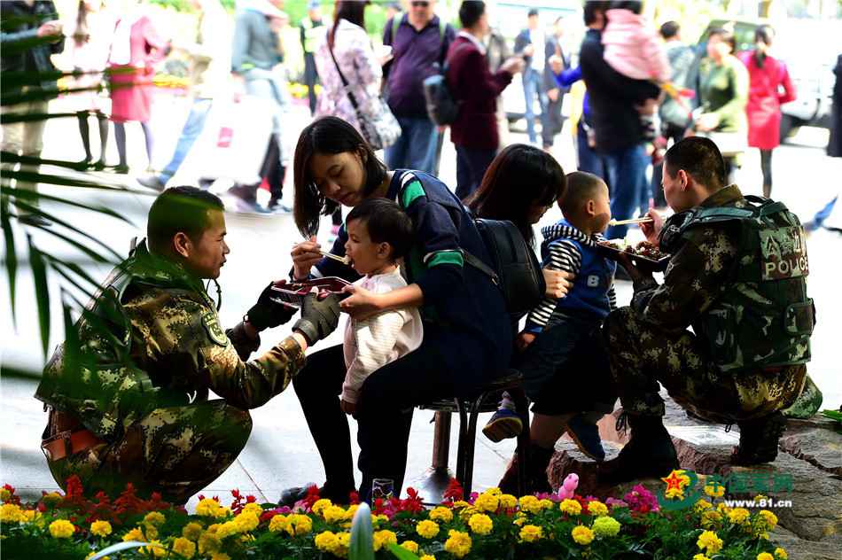 虎帐小团圆 有种甜蜜是在路边吃盒饭
