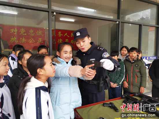 广西宁明：警营开放日 国防教诲时