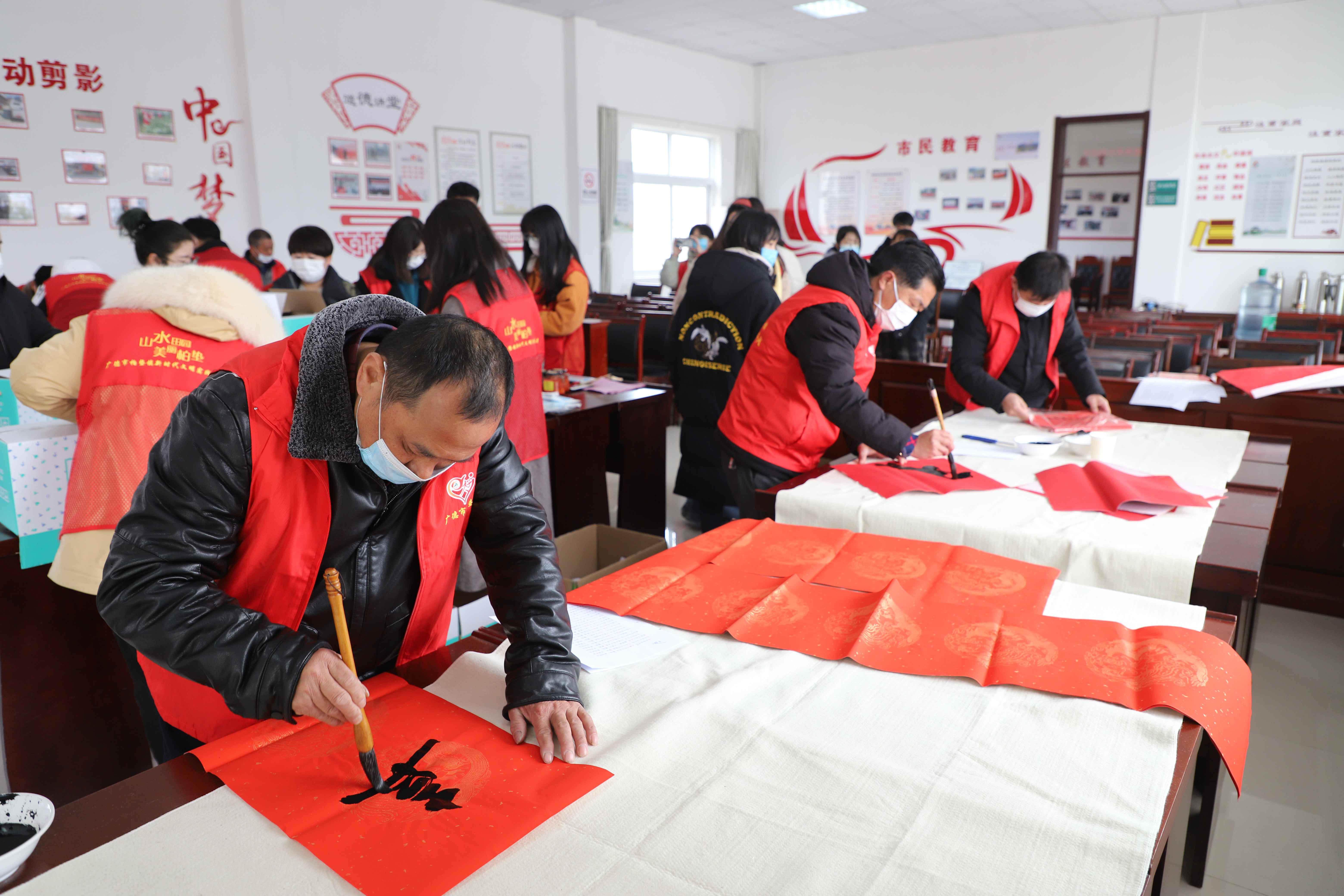 团团助团圆 他乡是家园