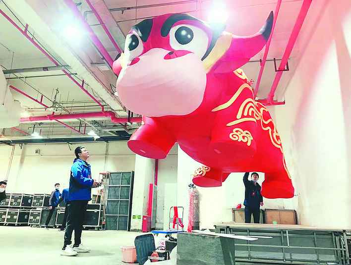 安徽“牛人”造“飞天呆板牛” 惊艳表态牛年春晚