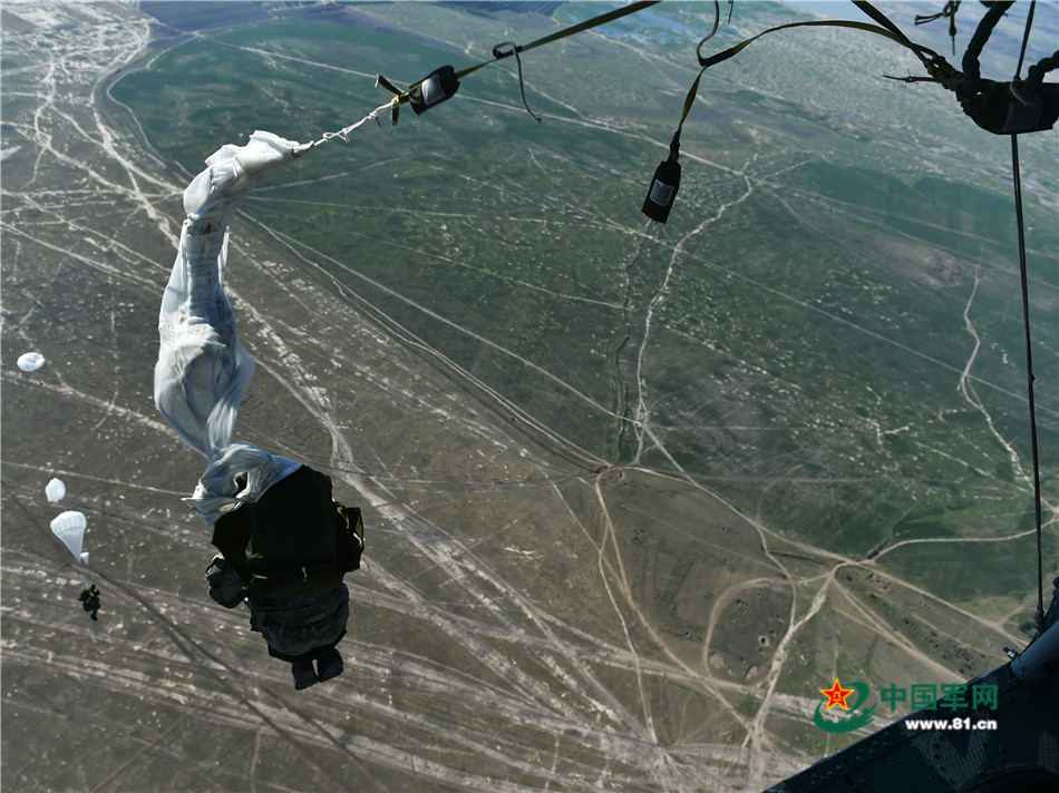 血狼劲旅战天穹 6名女兵首次和天空亲密打仗