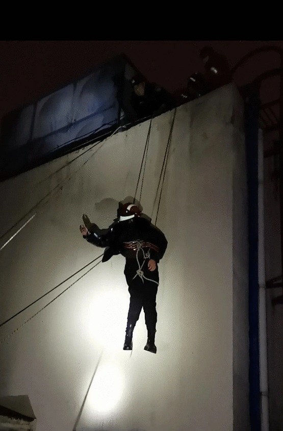 女子坐18楼顶平台欲轻生 淮北消防民警冒雨救济