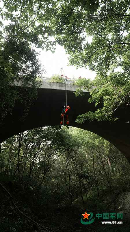 空山绝壁一点红 这场应抢救助演练纷歧般！