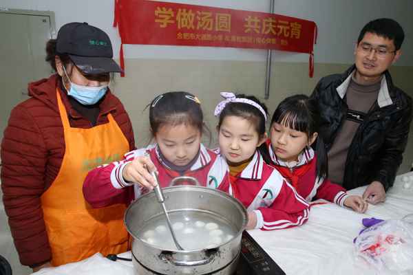 合肥一所小学元宵节学习包元宵给医务人员送祝福