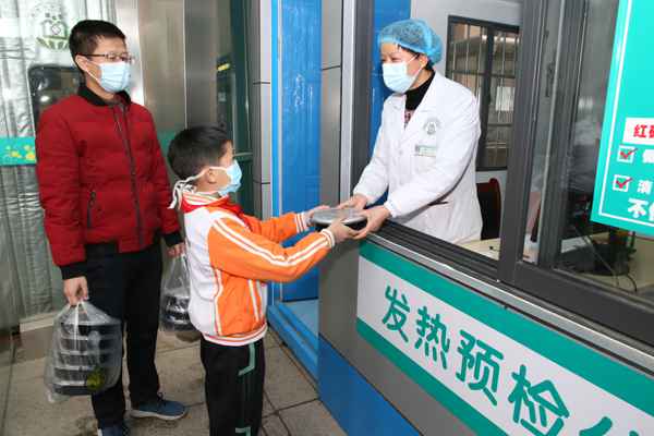 合肥一所小学元宵节学习包元宵给医务人员送祝福