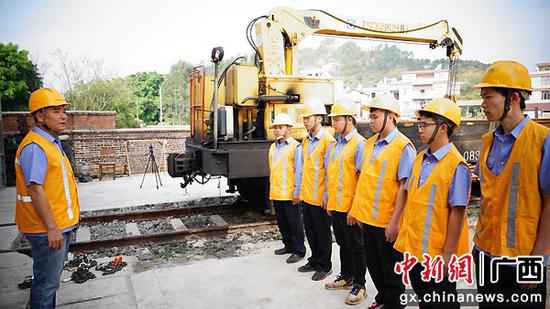 玉林工务段开展春运轨道车起复演练晋升应急本领