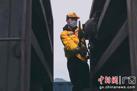 春耕物资运输增多 桂林车站铁血硬汉与“龙”共舞保春耕