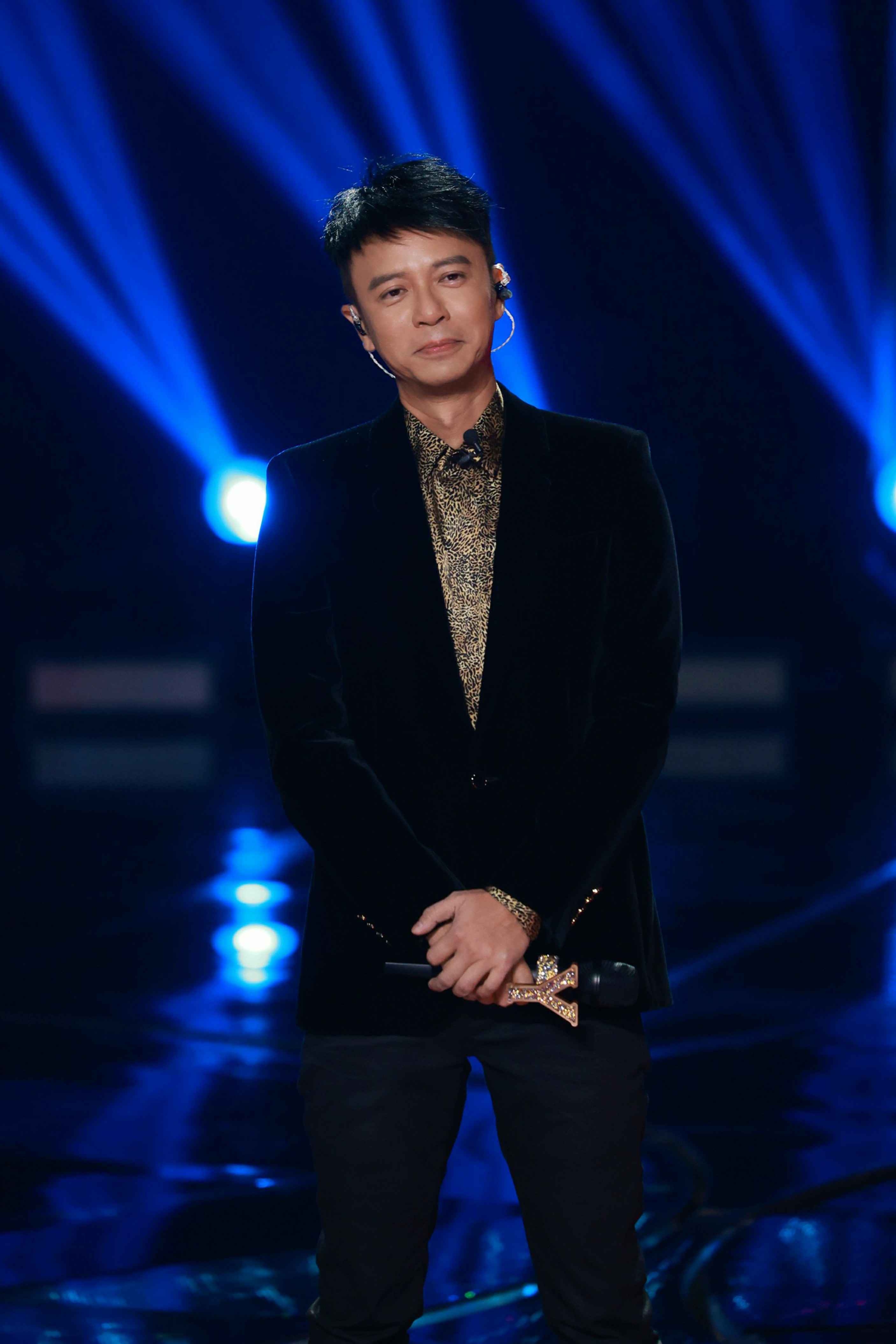 《中国梦之声?我们的歌》“勤深深”合体献唱粤语版《恋爱转移》王源舞蹈获赞