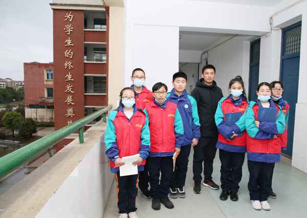 本报学生记者寻访感觉雷锋精力