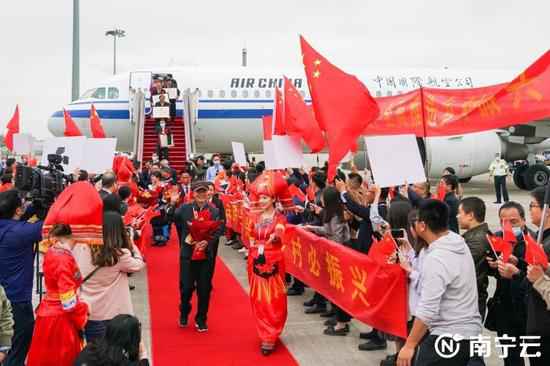 载誉而归 继承前行！南宁获全国脱贫攻坚先进小我私家和集团抵邕