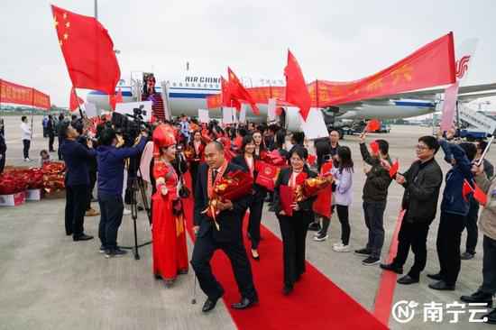 载誉而归 继承前行！南宁获全国脱贫攻坚先进小我私家和集团抵邕