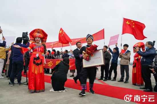 载誉而归 继承前行！南宁获全国脱贫攻坚先进小我私家和集团抵邕