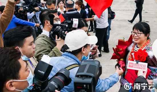载誉而归 继承前行！南宁获全国脱贫攻坚先进小我私家和集团抵邕
