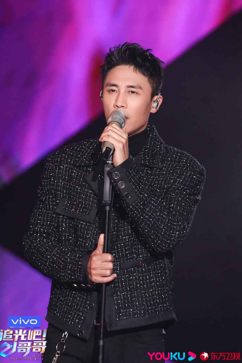 《追光吧！哥哥》初舞台全场High翻，看点颇多！