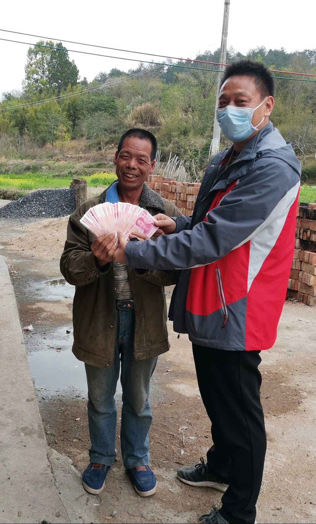 【脱贫攻坚】水晶梨财富带起扶贫后劲 贫困户返岗保障不变脱贫