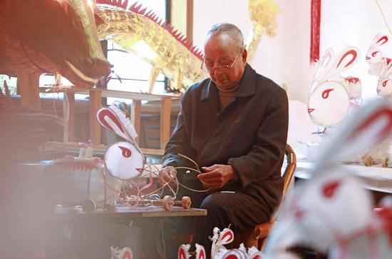 浙江宁波古稀老人恪守40余载 传承“十四夜”花灯手艺