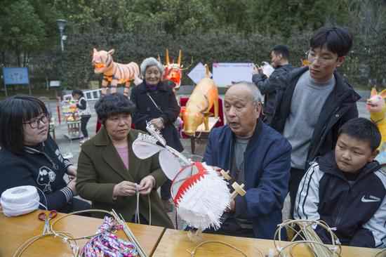 浙江宁波古稀老人恪守40余载 传承“十四夜”花灯手艺