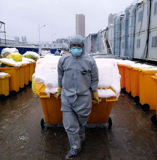 与最危险垃圾战斗：五旬副总带降压药上阵，小伙弃蜜月逆行火神山