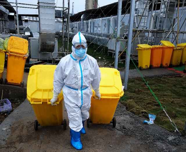 与最危险垃圾战斗：五旬副总带降压药上阵，小伙弃蜜月逆行火神山