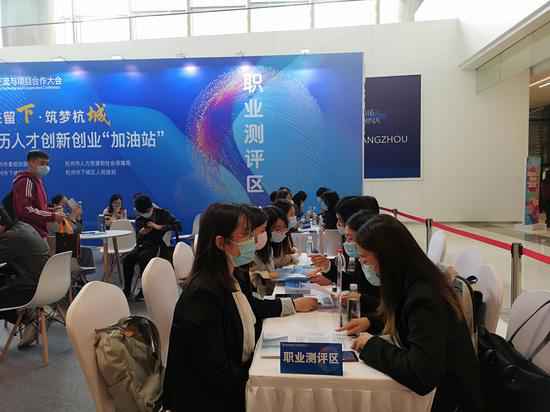 杭州推出人才“加油站” 直播带岗架起就业新桥梁