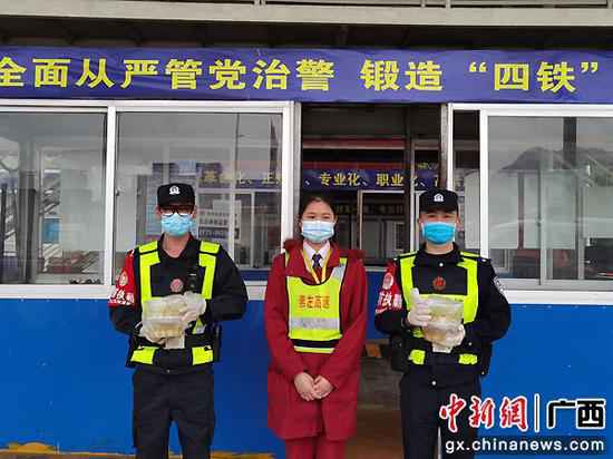 崇左领土民警与群众南疆边关庆元宵