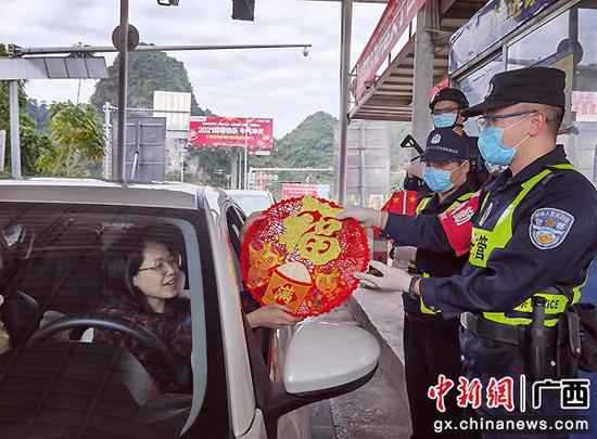 崇左领土民警与群众南疆边关庆元宵